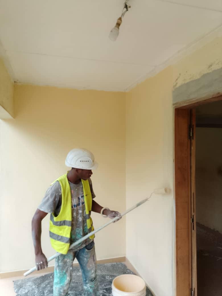 Travaux de peinture intérieure sur le chantier de la base-vie OIPR