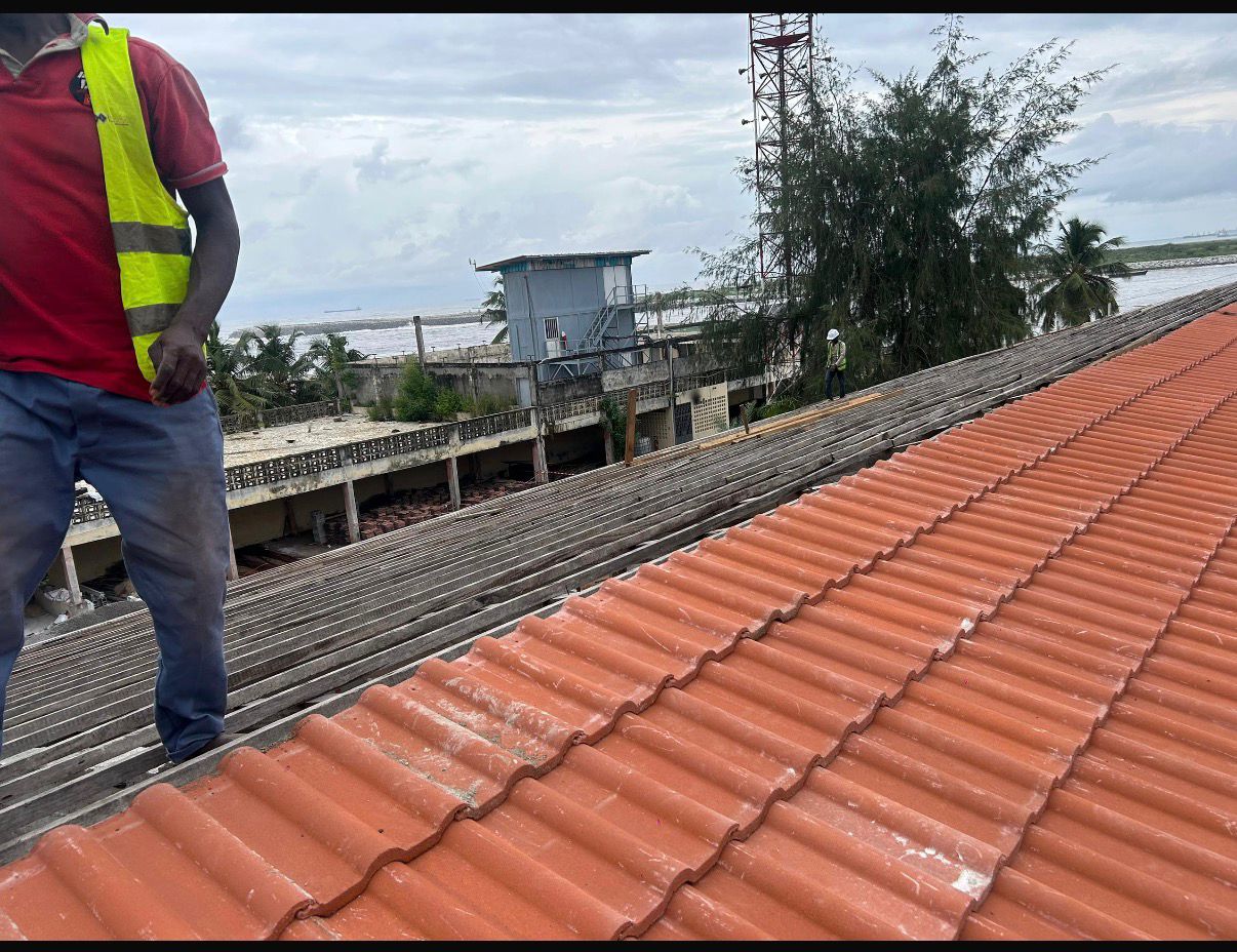 Construction d'une usine de traitement d'huile de palme, d'une guérite et d'une clôture