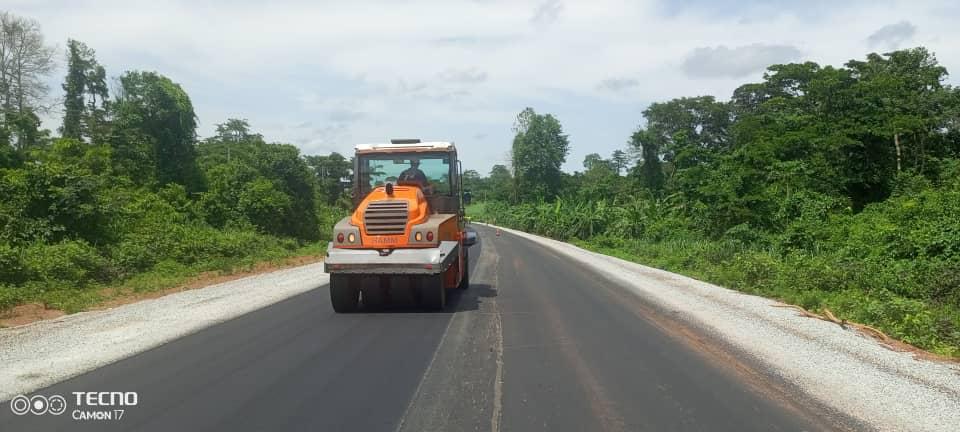 Compactage au rouleau de l'enrobé frais