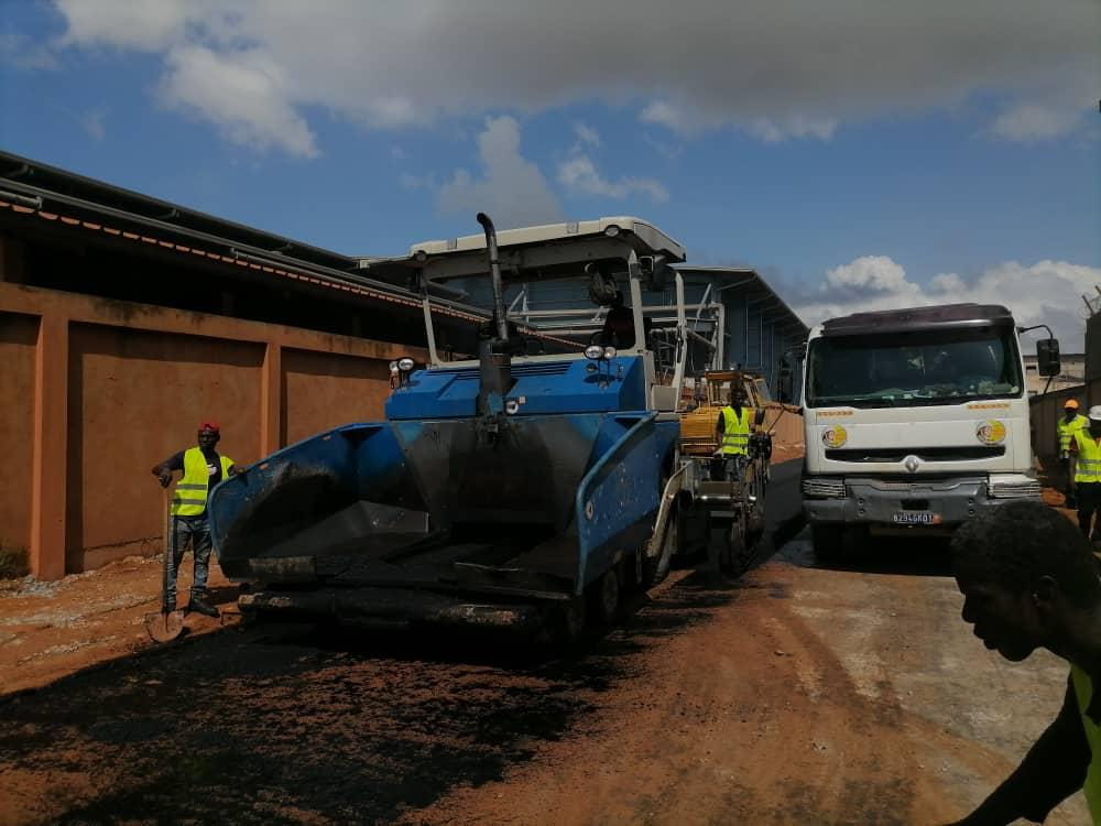 Finisseur et camion d'apport avant mise en œuvre
