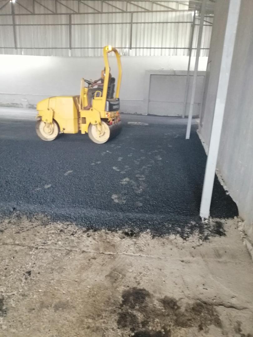 Compactage au rouleau tandem sous hangar