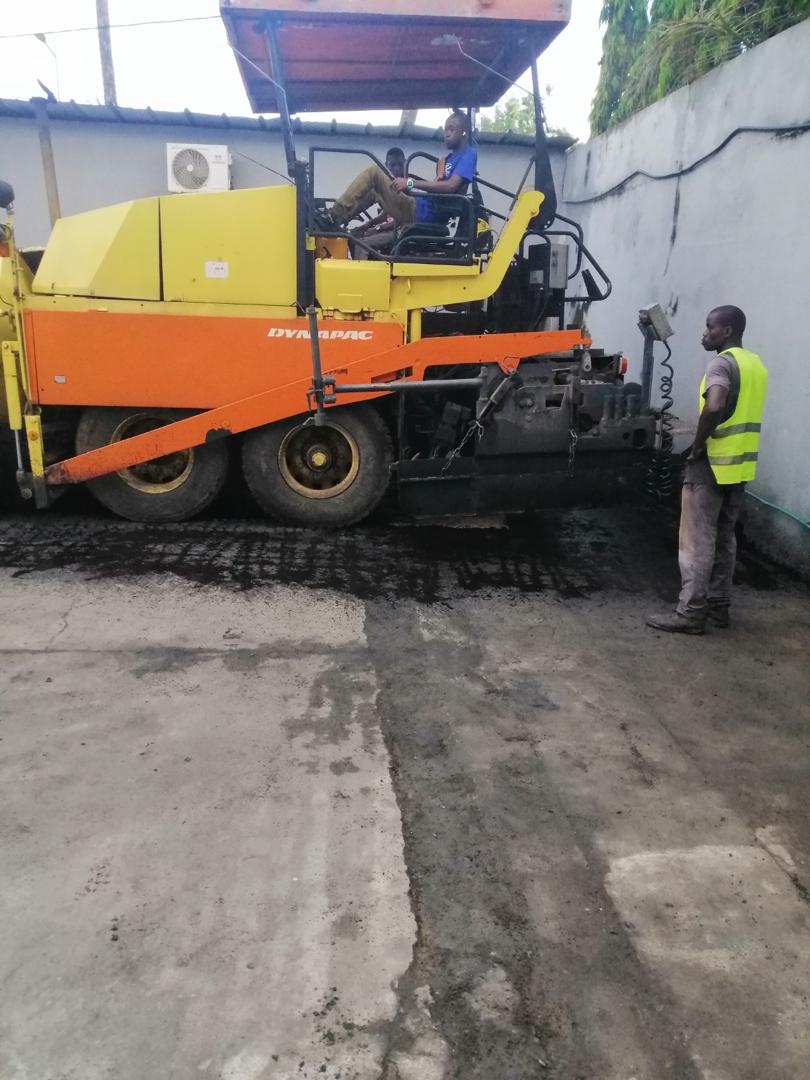 Reprise de surface au finisseur en enceinte industrielle