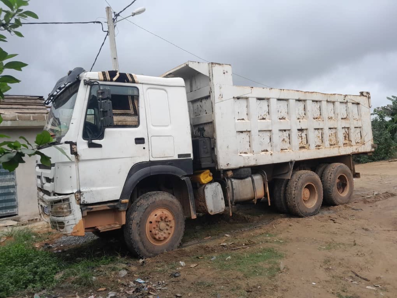 Camion benne 6x4 de ML HOLDING