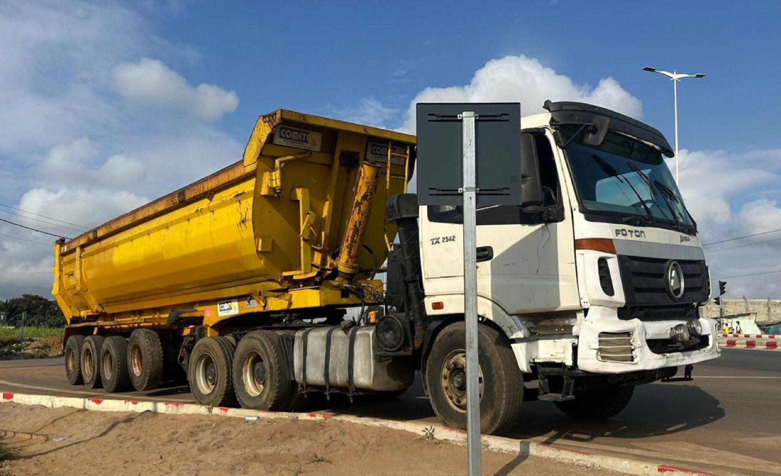 Camion benne demi-remorque FOTON TX 2542 et benne COMET