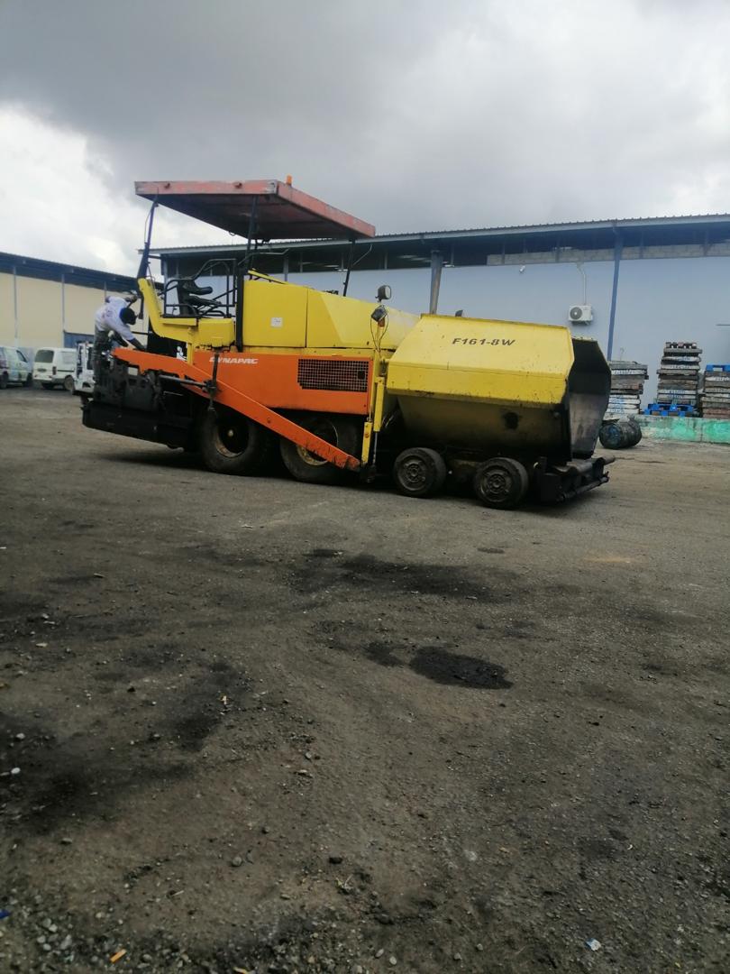 Finisseur DYNAPAC F161-8W à la base logistique