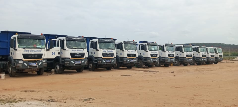 Flotte de camions bennes MAN TGS alignée à la base
