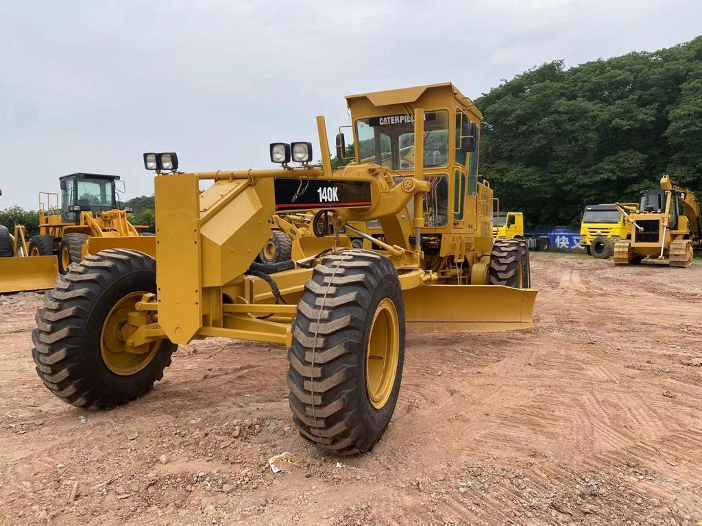 Niveleuse CATERPILLAR 140K, lame et scarificateur