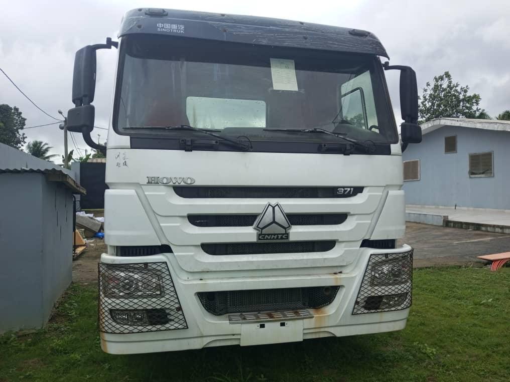 Tracteur routier HOWO 371 du porte-char