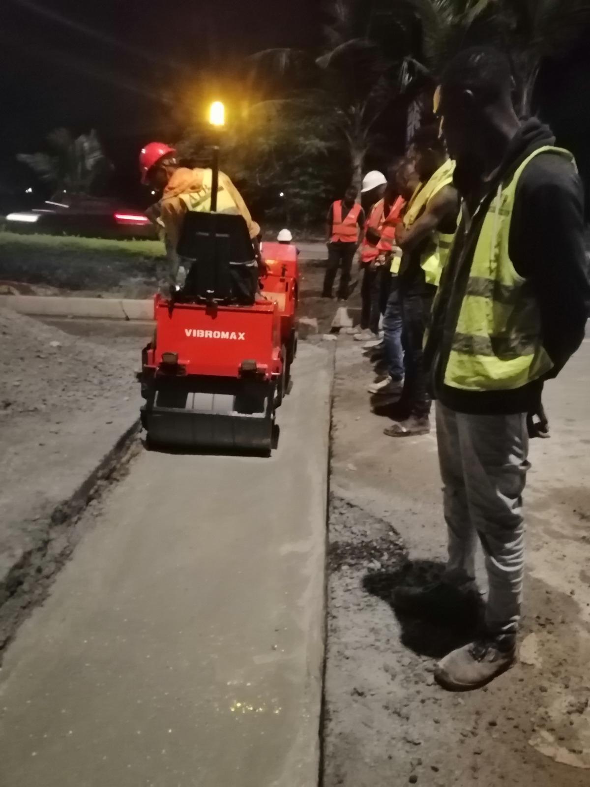 Compactage au mini-rouleau VIBROMAX de la reprise, SERAD San Pedro