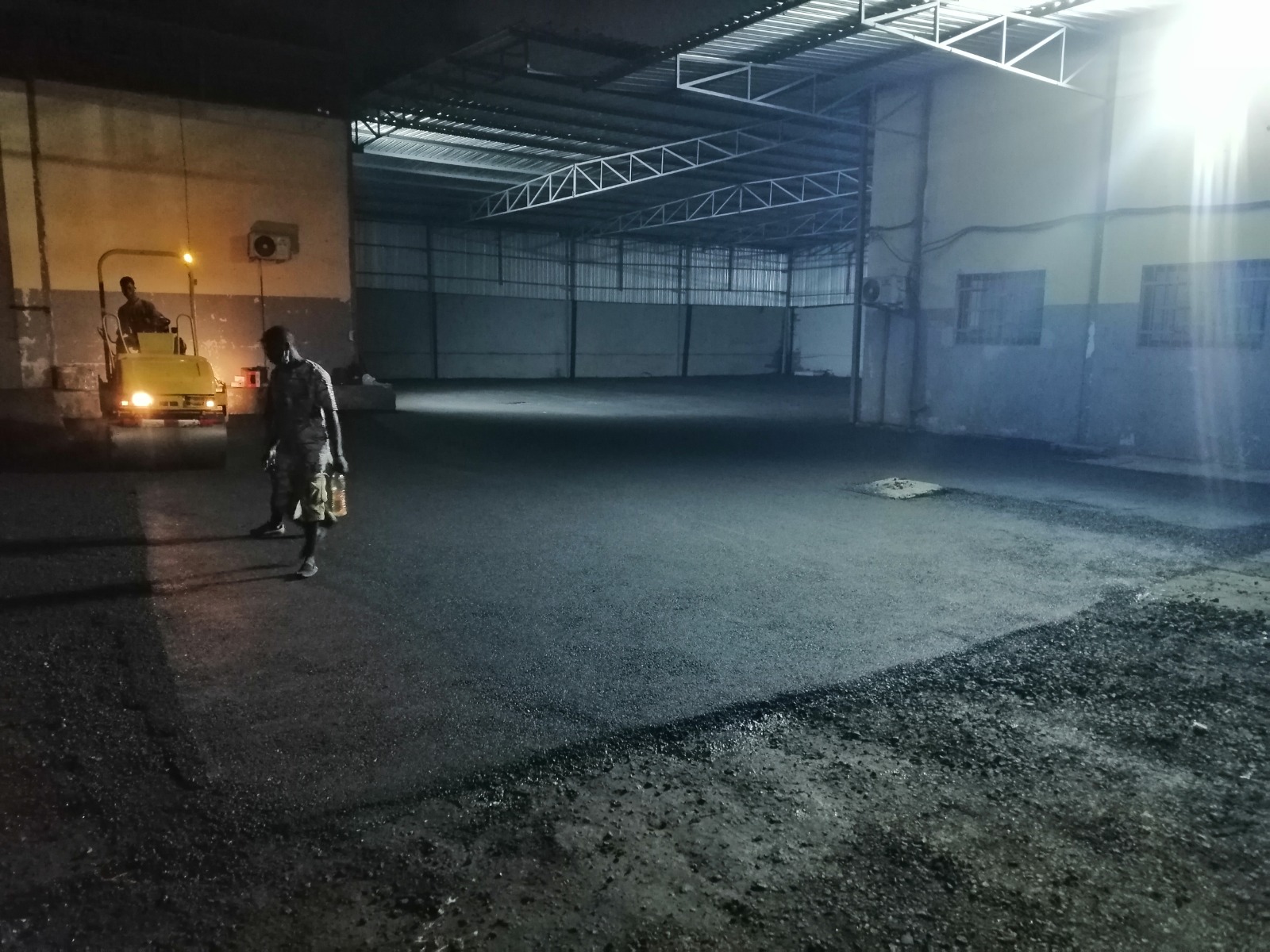 Enrobé posé en intérieur d'entrepôt, San Pedro