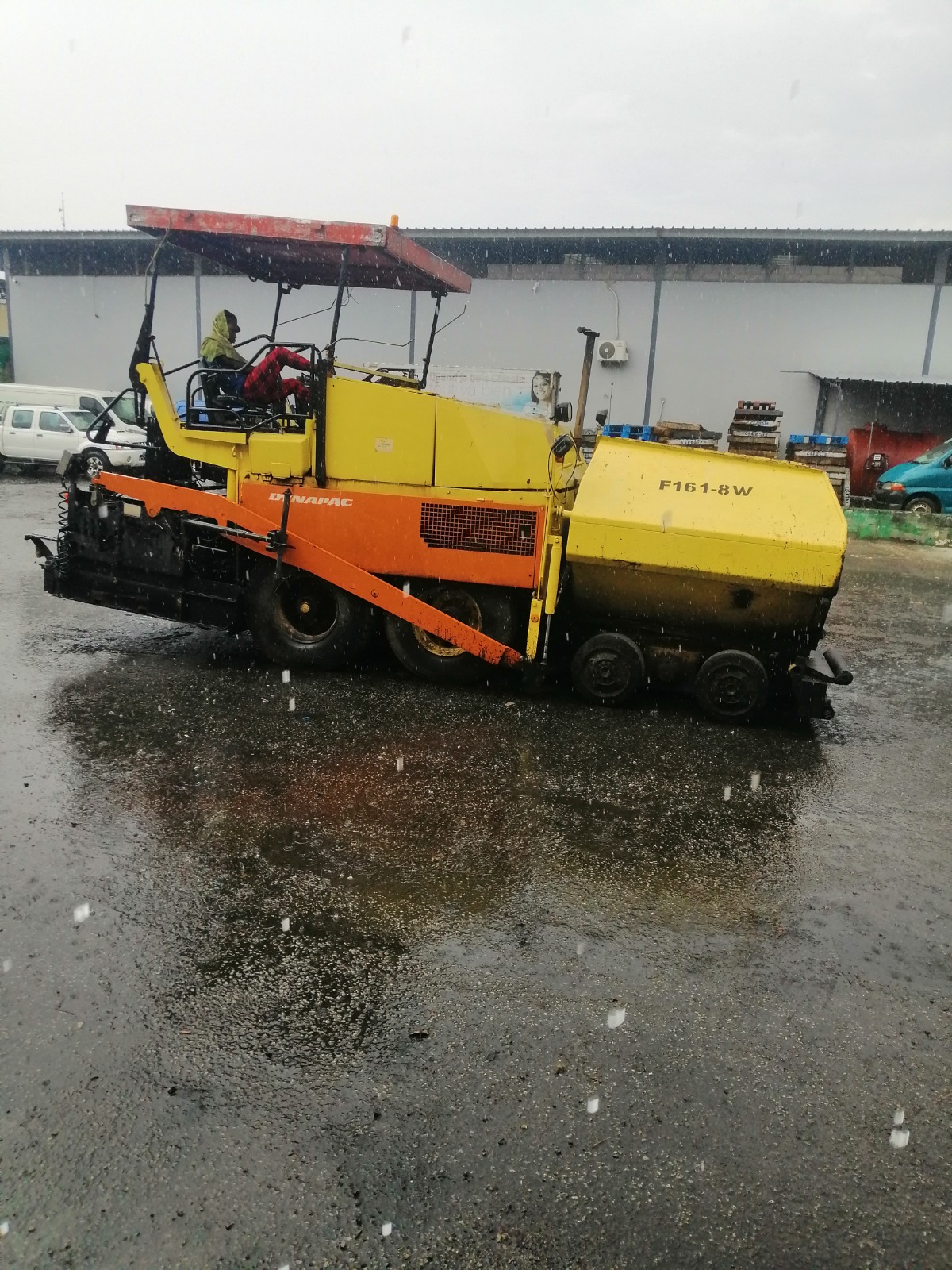 Finisseur DYNAPAC F161-8W mobilisé à San Pedro