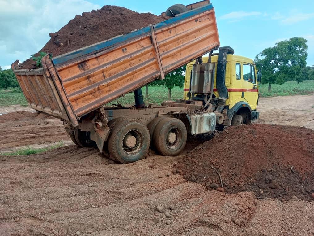 Déchargement de matériaux d'apport