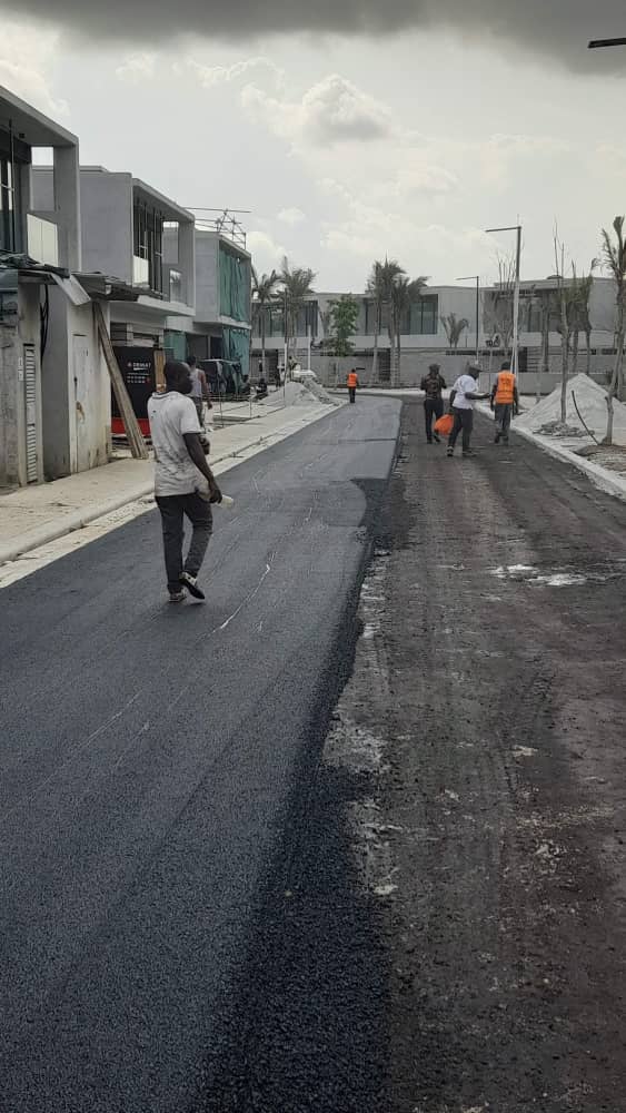 Mise en œuvre de l'enrobé dans une cité résidentielle