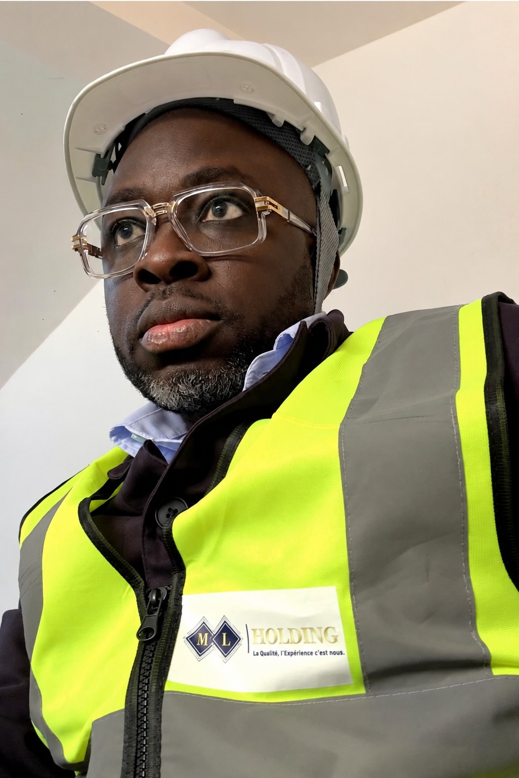 Martial KOFFI, fondateur et directeur général de ML HOLDING, en tenue de chantier
